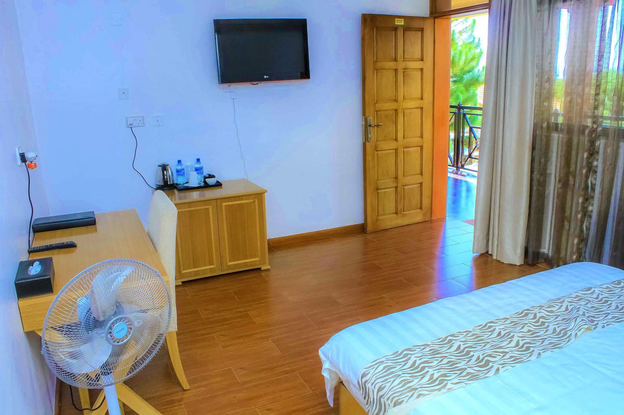 Rosemary Courts Bed & Breakfast Ентебе Екстериор снимка